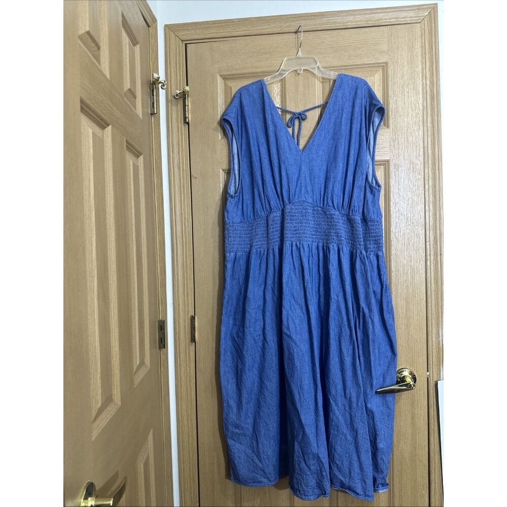 Old Navy Chambray Dress Women 3X Blue Smocked Waist Sleeveless Midi